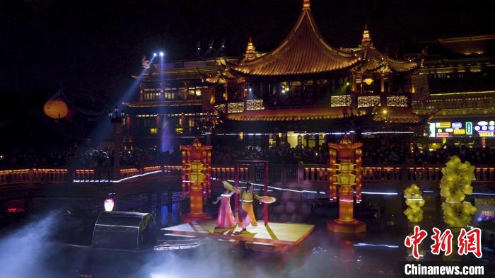每晚五场的水秀轮番上演,让新春佳节来到豫园赏灯游园的市民们可以尽情玩一把“穿越”。 康玉湛 摄