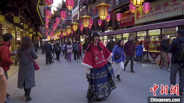 游豫园、赏花灯、办年货、送祝福……不少市民前来感受申城的温情与年味。 康玉湛 摄