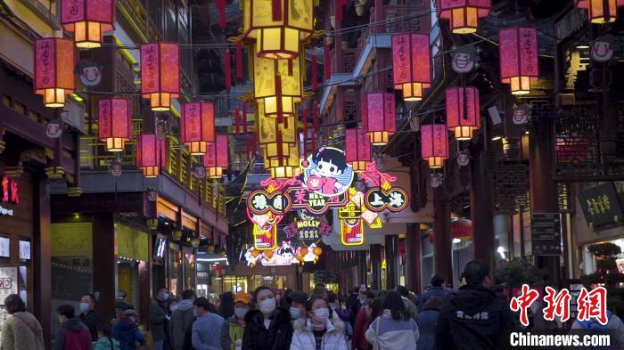 逛豫园灯会是不少上海人过年必备的“打卡”项目之一。 康玉湛 摄