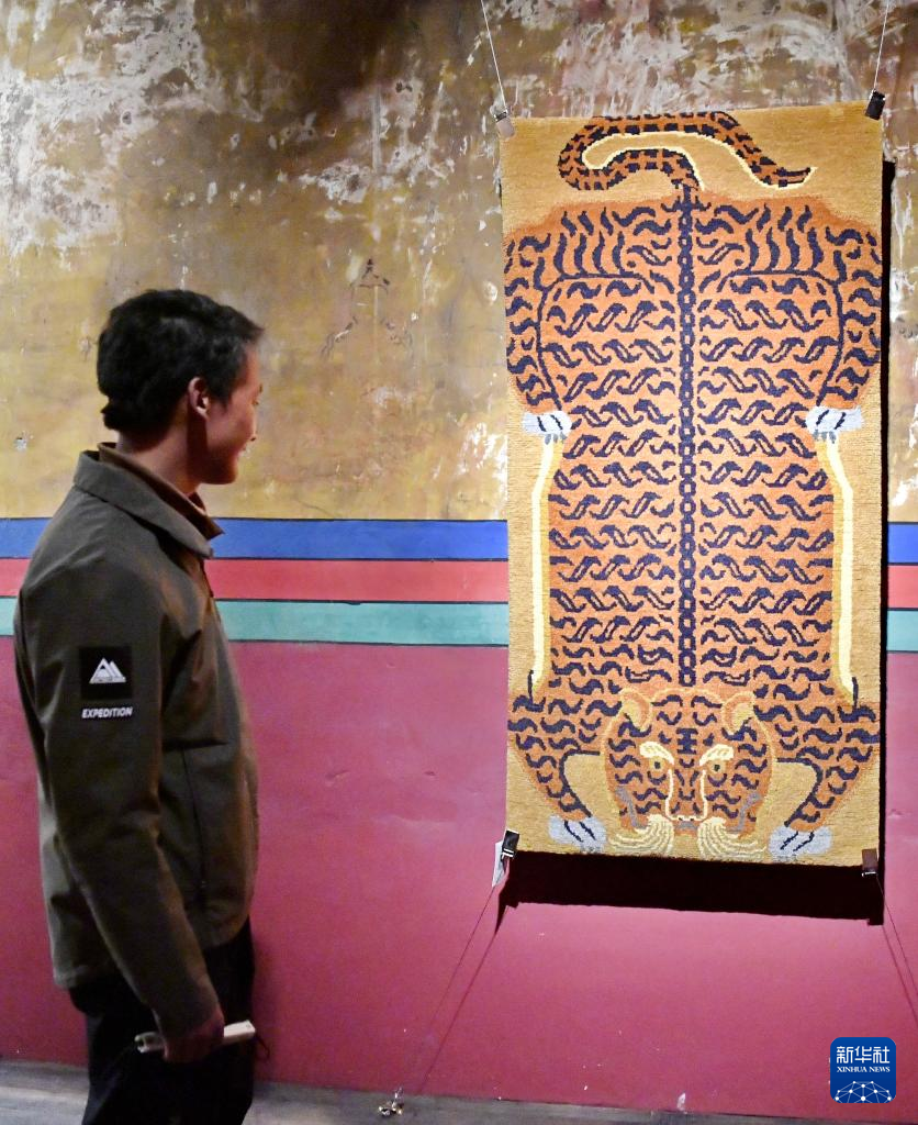 拉萨举行“虎毯”展览