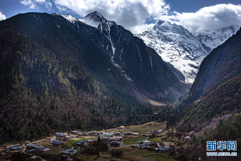 云南雨崩：乡村振兴路上的藏族村落