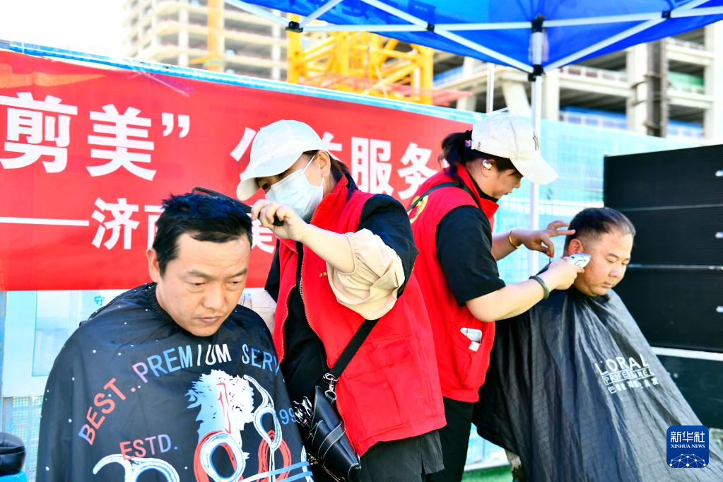 山东济南：爱心志愿服务进工地