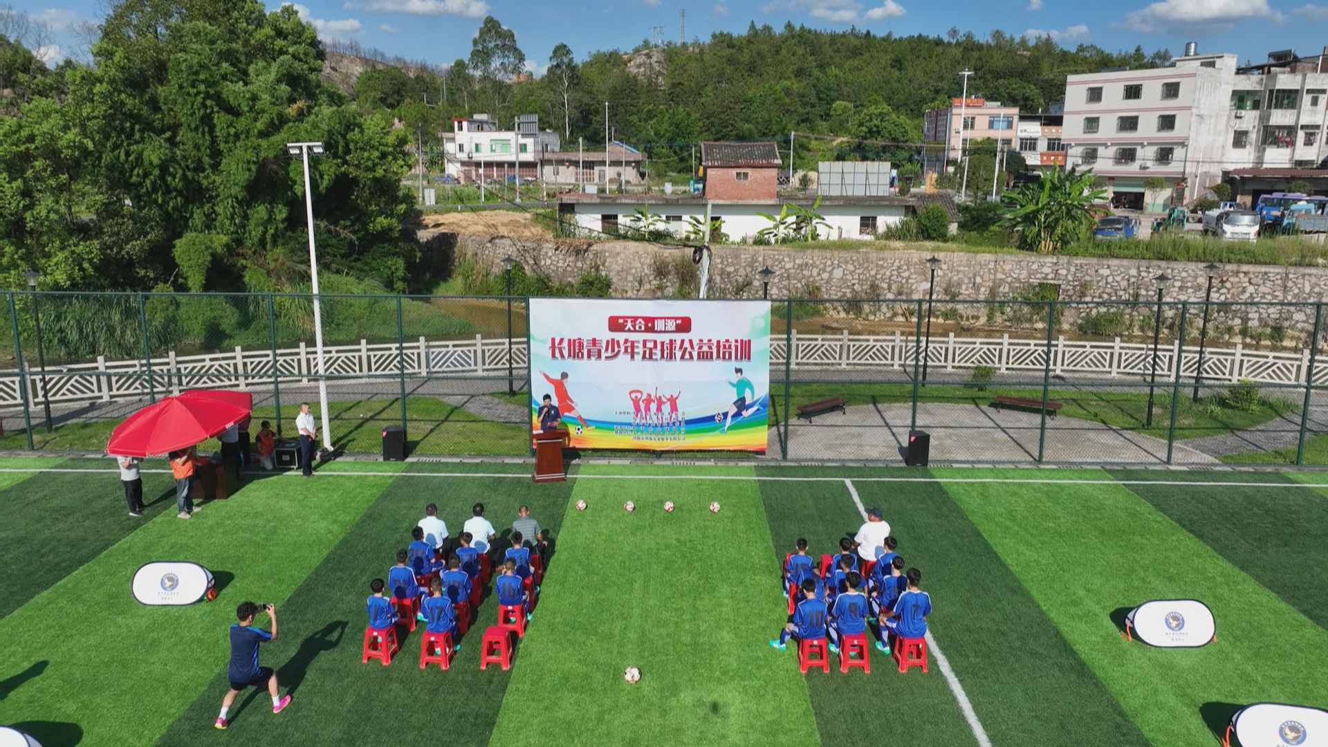 长塘镇：开展青少年足球公益培训 丰富学生暑期生活