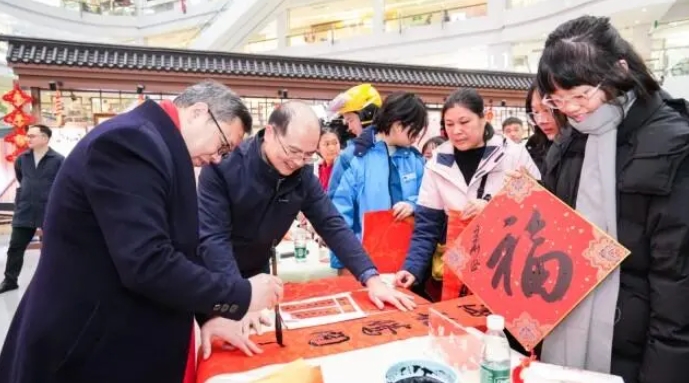 红纸铺就温暖，水墨书写新春 省总工会开展书法公益活动