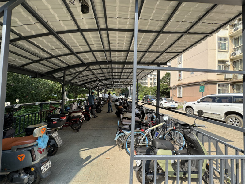 车棚升级后整齐停放的电动车