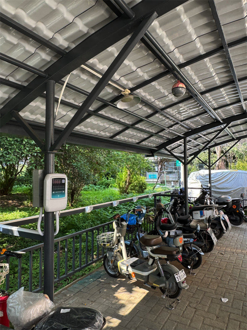 升级后的新能源充电桩、棚顶照明和摄像头