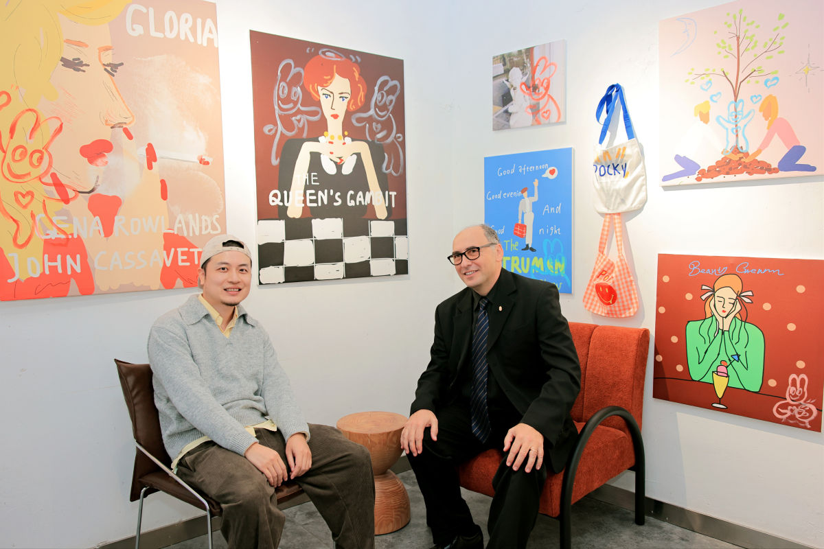 图为中国艺术家杨昌溢(左)和匈牙利艺术家图兹松·贝采利·彼得(右)交流。香港维岸画廊供图