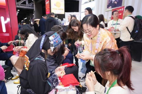 (恒源祥党委书记、组织发展中心总经理顾红蕾现场指导)