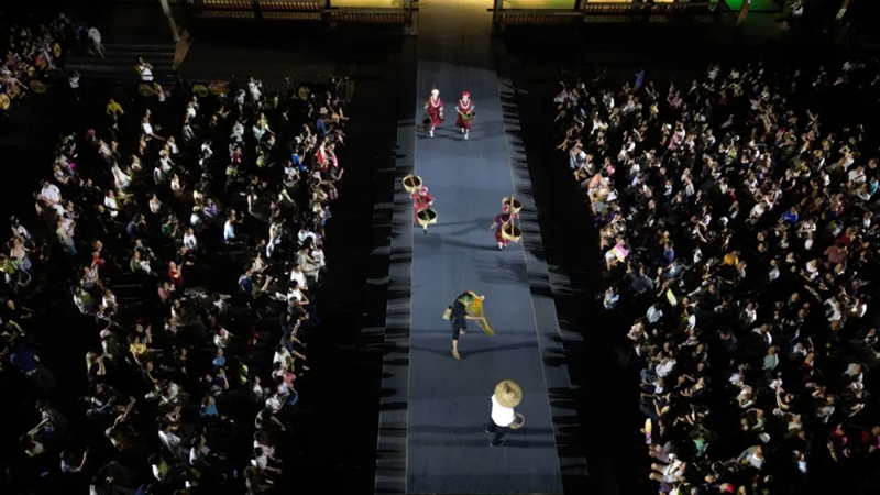 8月1日晚上,首届贵州“村T”民族时装周在凯里市苗侗风情园银帽广场开幕。余天英 摄.jpg