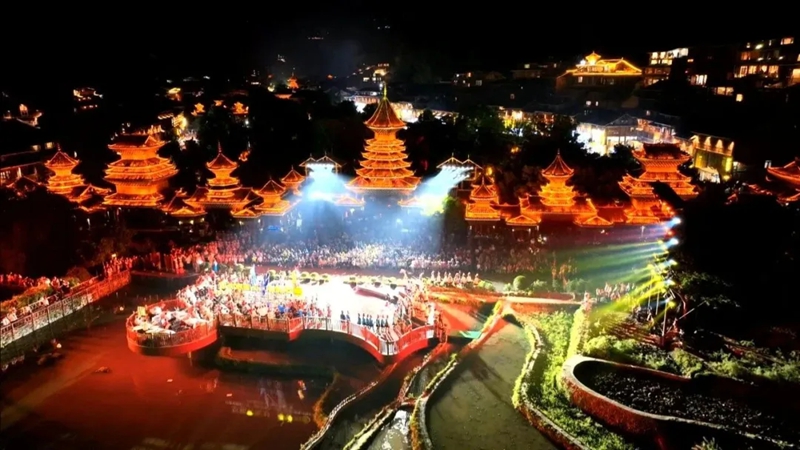 4月20日晚,2025“村歌——让世界听见”系列活动开幕式暨“四季村歌”示范展示活动在黎平县肇兴侗寨举行。刘汉钦 摄.jpg